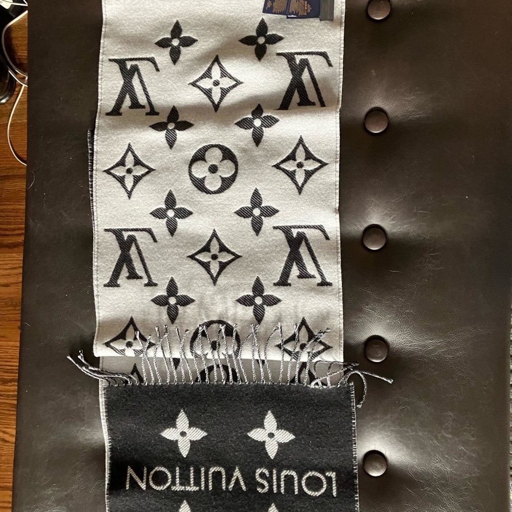 Louis Vuitton Scarf- new with tags